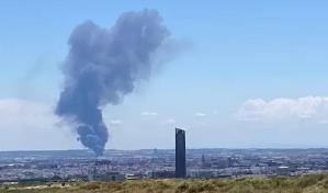 Sevilla en alerta por gran incendio en planta química de Alcalá de Guadaíra
