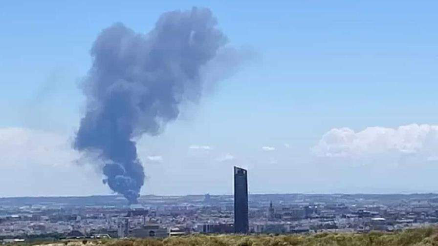 Sevilla en alerta por gran incendio en planta química de Alcalá de Guadaíra Sevilla en alerta por gran incendio en planta química de Alcalá de Guadaíra
