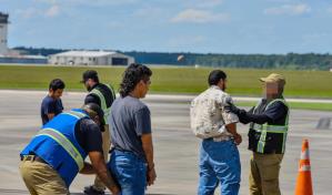 Gobierno de EE. UU. dice que deportó a 528 personas de la ciudad texana de Houston