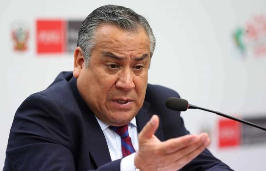 Renuncia el primer ministro de Perú un día antes de someterse a una censura en el Congreso