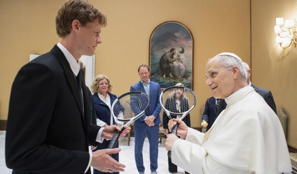 León XIV se reúne con Sinner y el número uno del tenis le regala raqueta