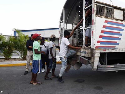Haitianos denuncian cobros de agentes para no detenerlos