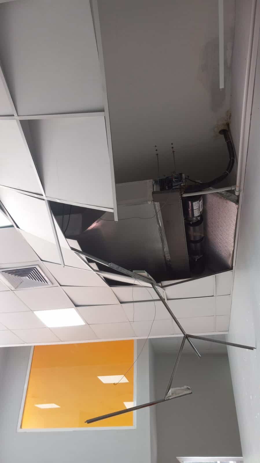 Parte del plafón colapsado del Centro de Diagnóstico y Atención Primaria de Puerto. Plata
