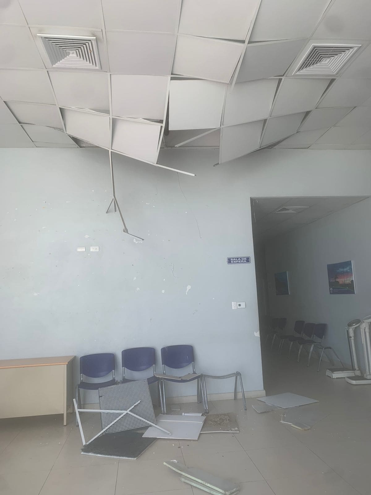 Sala de espera del Centro de Diagnóstico y Atención Primaria de Puerto Plata donde una parte del plafón del techo colapso. 