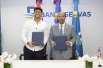Juan Soto reitera que jugaría el Clásico Mundial, es presentado como embajador de Banreservas