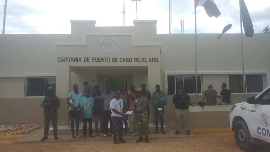 Detiene a más de 50 haitianos indocumentados en diferentes playas del país Detiene a más de 50 haitianos indocumentados en diferentes playas del país