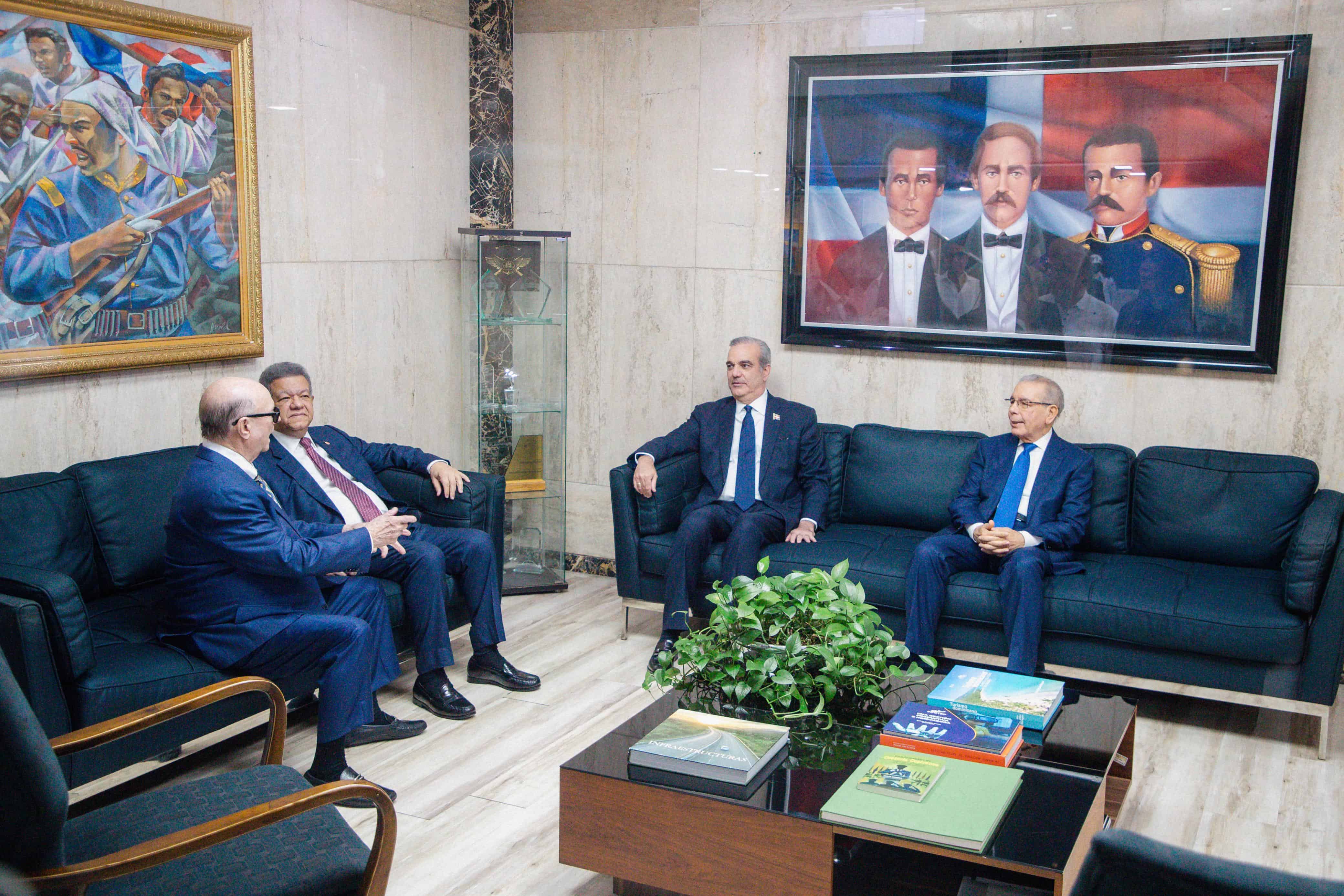 De izquierda a derecha, Hipólito Mejía, Leonel Fernández, el presidente Luis Abinader y Danilo Medina. Los cuatro líderes se reunieron por separado.