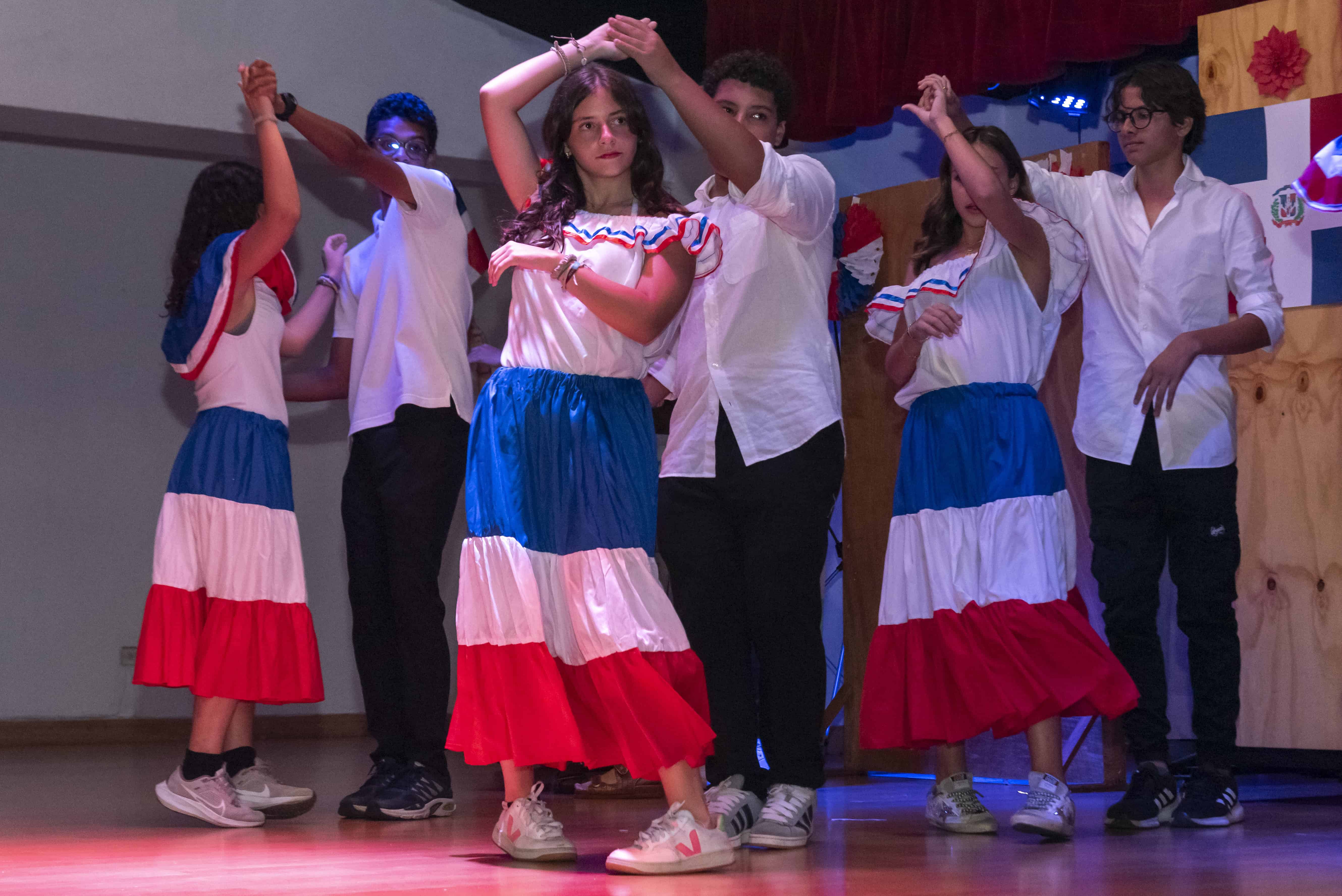 Los estudiantes presentaron bailes típicos, declamaciones poéticas y exposiciones sobre símbolos patrios, acompañados por una muestra de la gastronomía dominicana.
