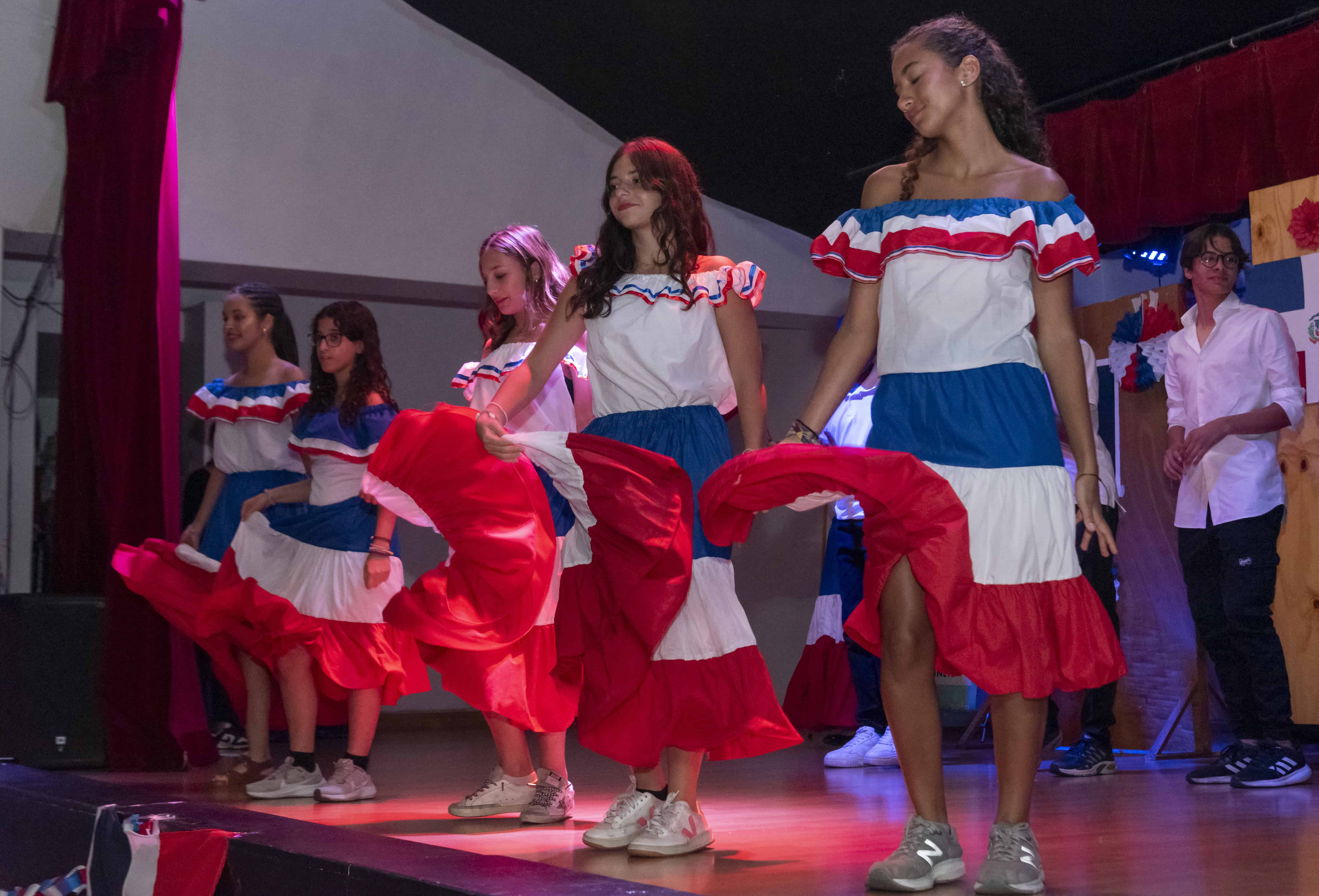 Los estudiantes presentaron bailes típicos, declamaciones poéticas y exposiciones sobre símbolos patrios, acompañados por una muestra de la gastronomía dominicana.