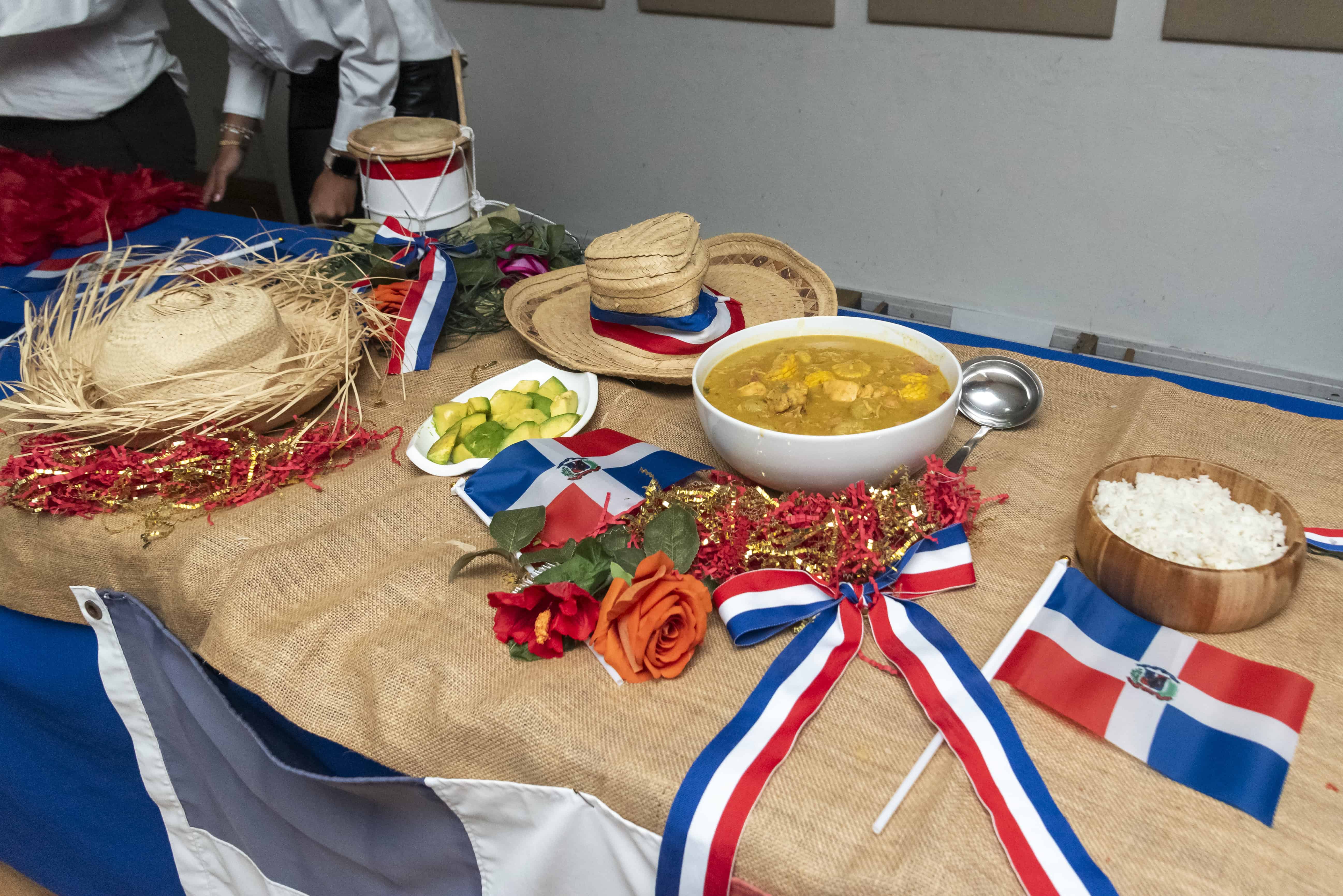 Los estudiantes presentaron bailes típicos, declamaciones poéticas y exposiciones sobre símbolos patrios, acompañados por una muestra de la gastronomía dominicana.