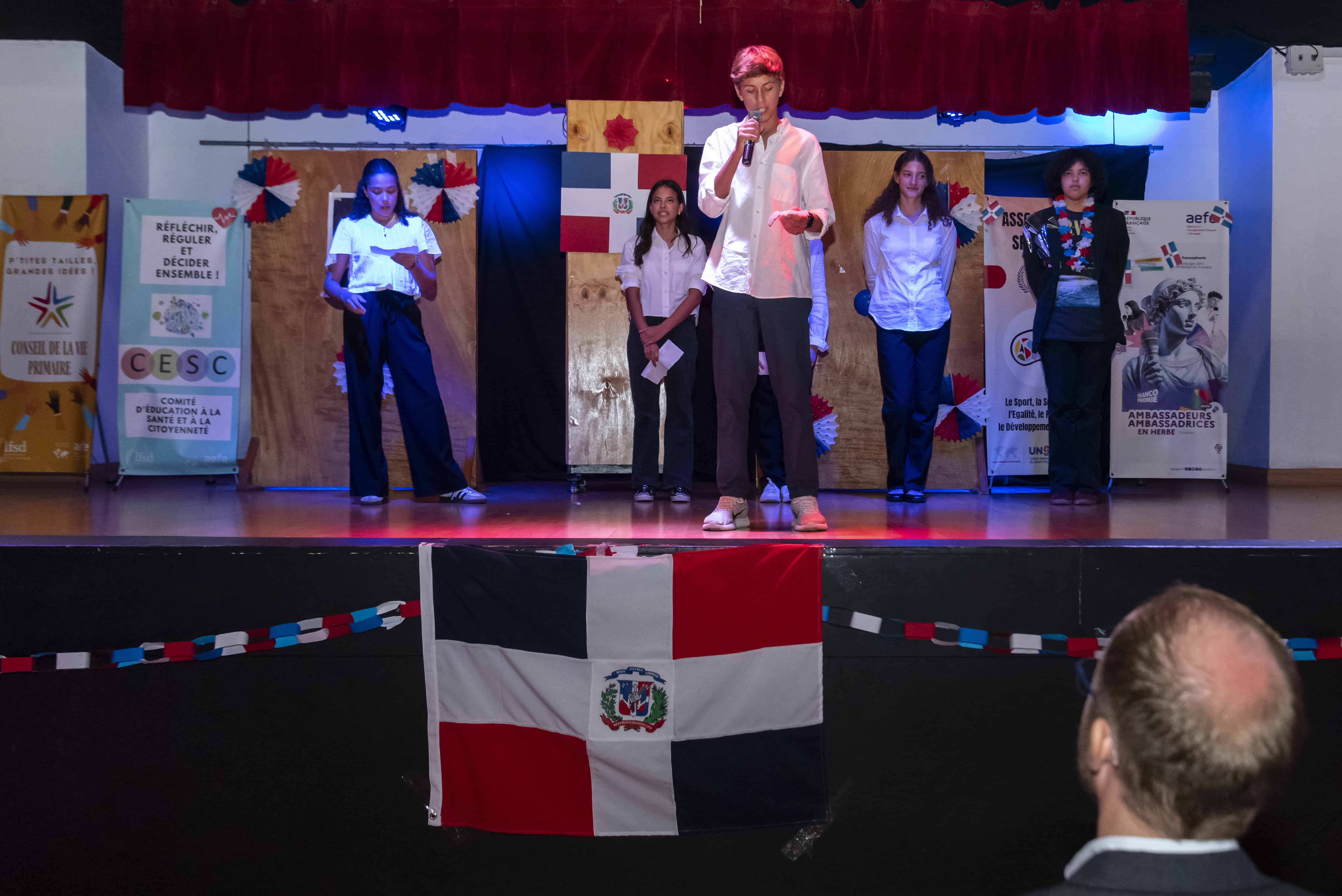 Los estudiantes presentaron bailes típicos, declamaciones poéticas y exposiciones sobre símbolos patrios, acompañados por una muestra de la gastronomía dominicana.