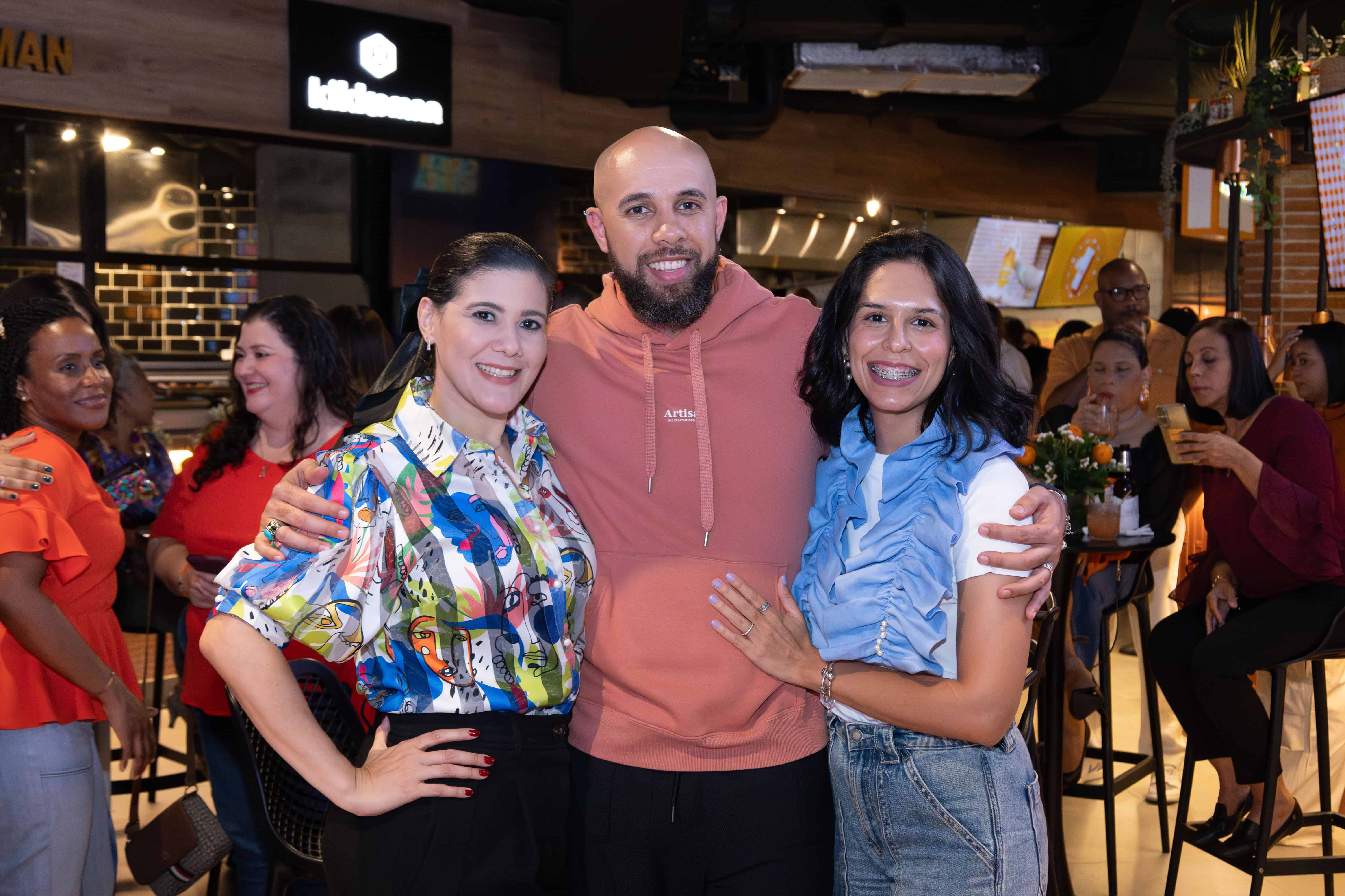 Yasmina Almodóvar, Juan Familia y Jenny Torres.