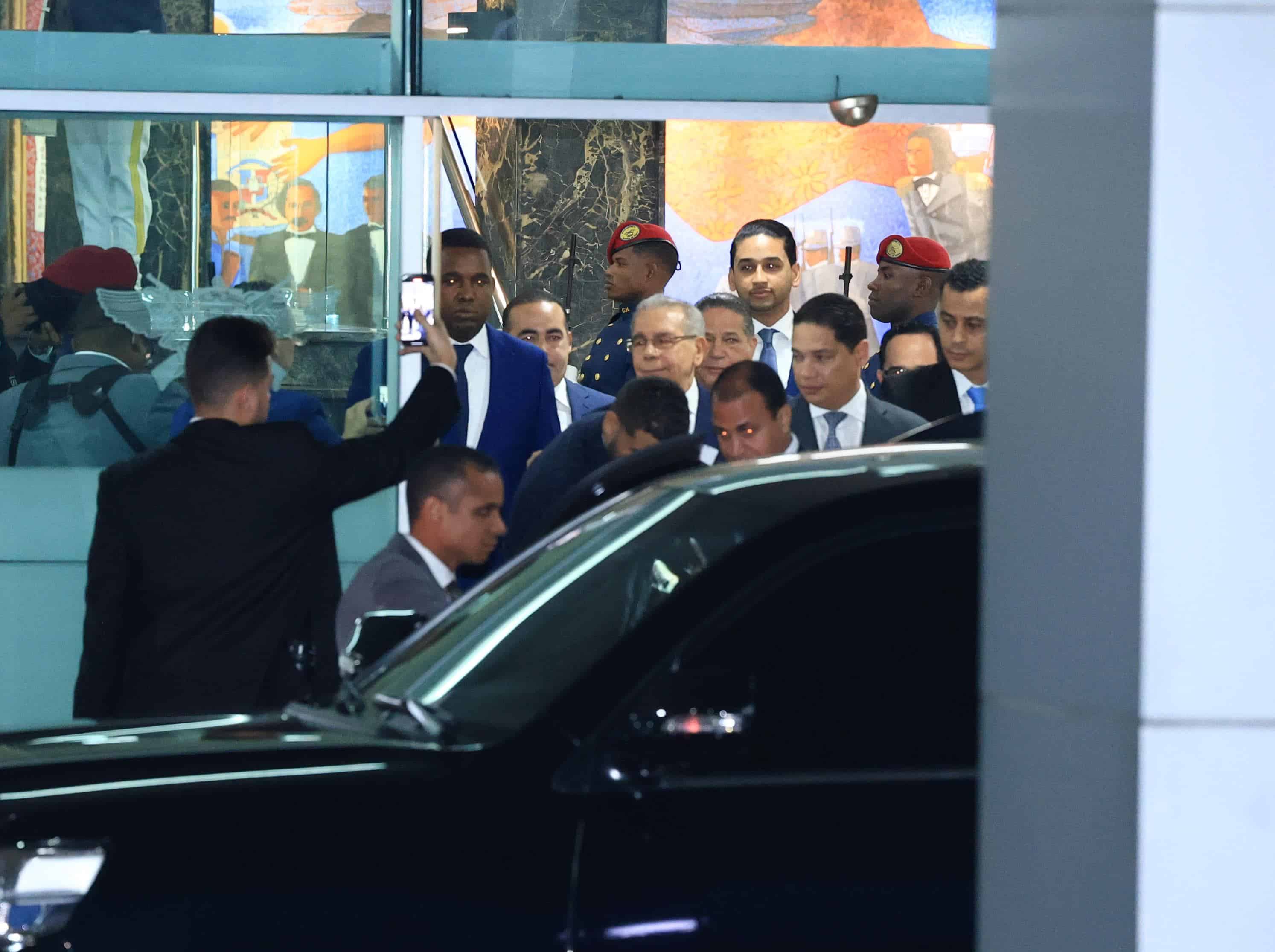 El expresidente Danilo Medina y presidente del Partido del Partido de la Liberación Dominicana mientras sale del Ministerio de Defensa.