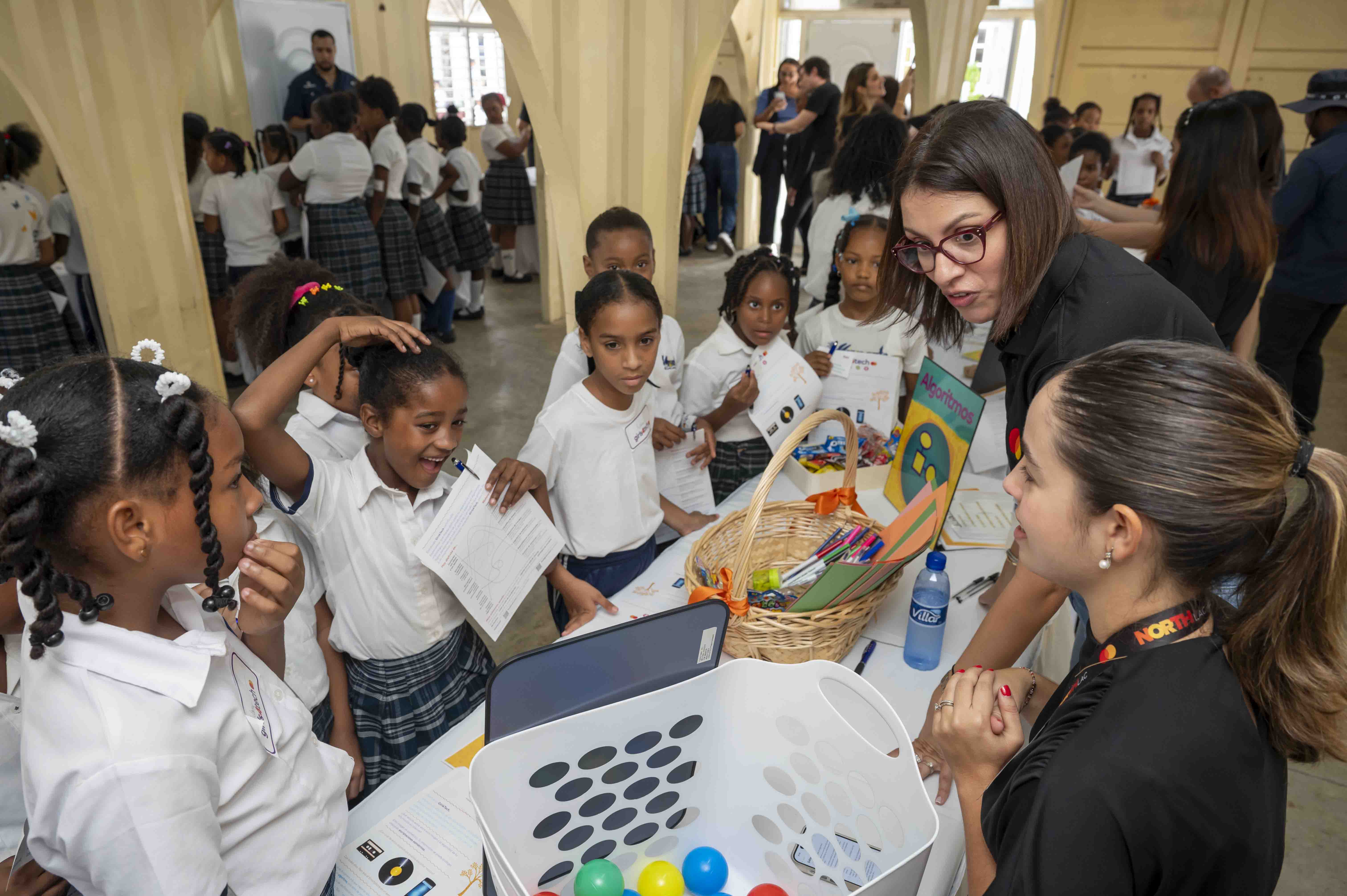 Niñas del sector El Dique participan en una dinámica como parte del programa Girls4Tech.