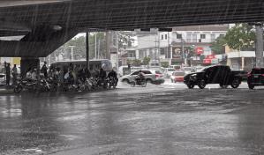 Caos en el tránsito de Santo Domingo por lluvias e inundaciones
