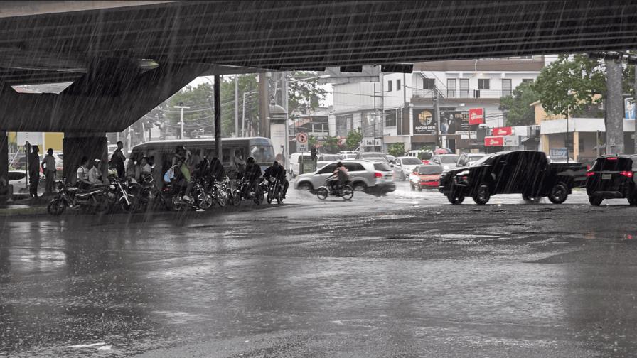 Caos en el tránsito de Santo Domingo por lluvias e inundaciones Caos en el tránsito de Santo Domingo por lluvias e inundaciones