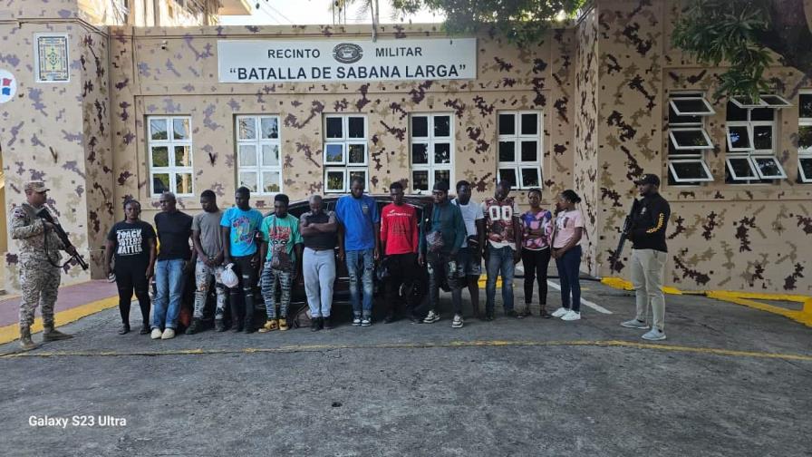Detienen yipeta con 16 haitianos en estatus migratorio irregular en Dajabón Detienen yipeta con 16 haitianos en estatus migratorio irregular en Dajabón
