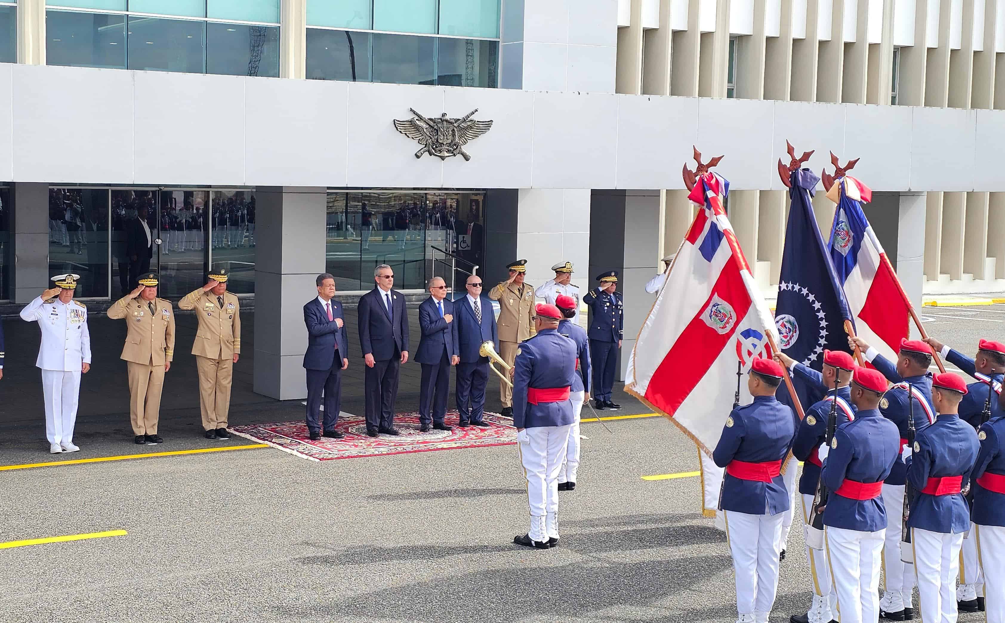Los invitados recibieron los honores militares antes de ingresar al salón privado.