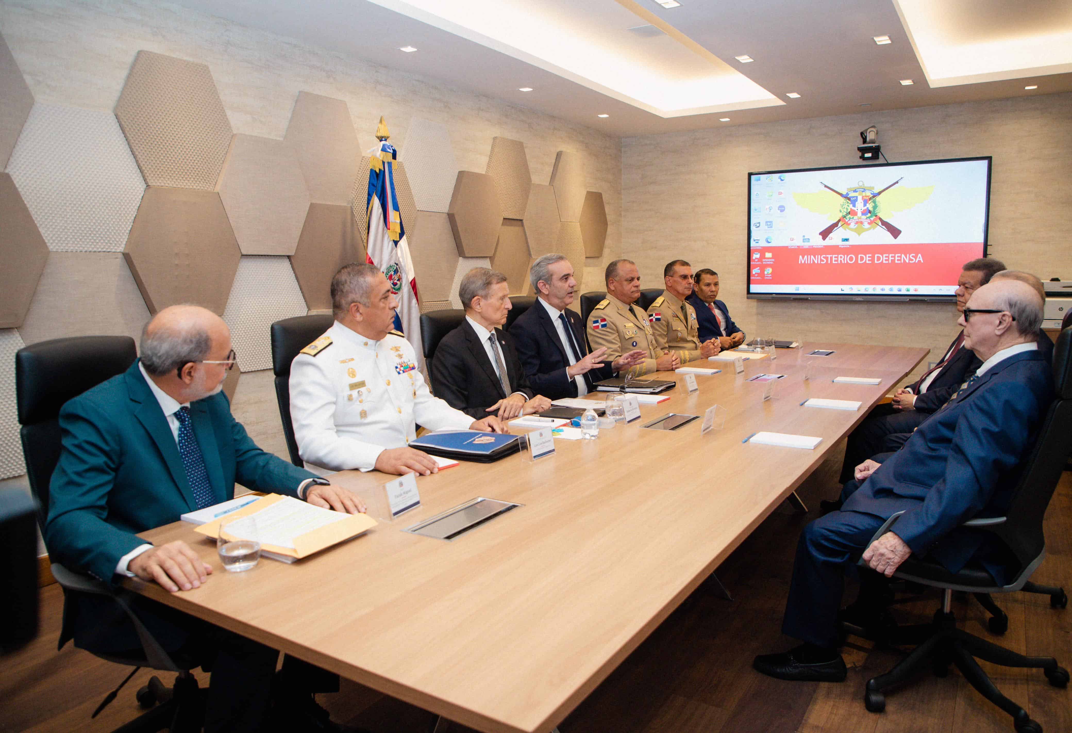 En la primera parte de la reunión participaron los ministros de Relaciones Exteriores, Roberto Álvarez; de Defensa, teniente general Carlos Antonio Fernández Onofre; el comandante general del Ejército, Jorge Camino Pérez; los directores del Departamento Nacional de Investigaciones (DNI), Luis Soto; de Migración, vicealmirante Luis Rafael Lee Ballester y el embajador dominicano en Haití, Faruk Miguel Castillo.