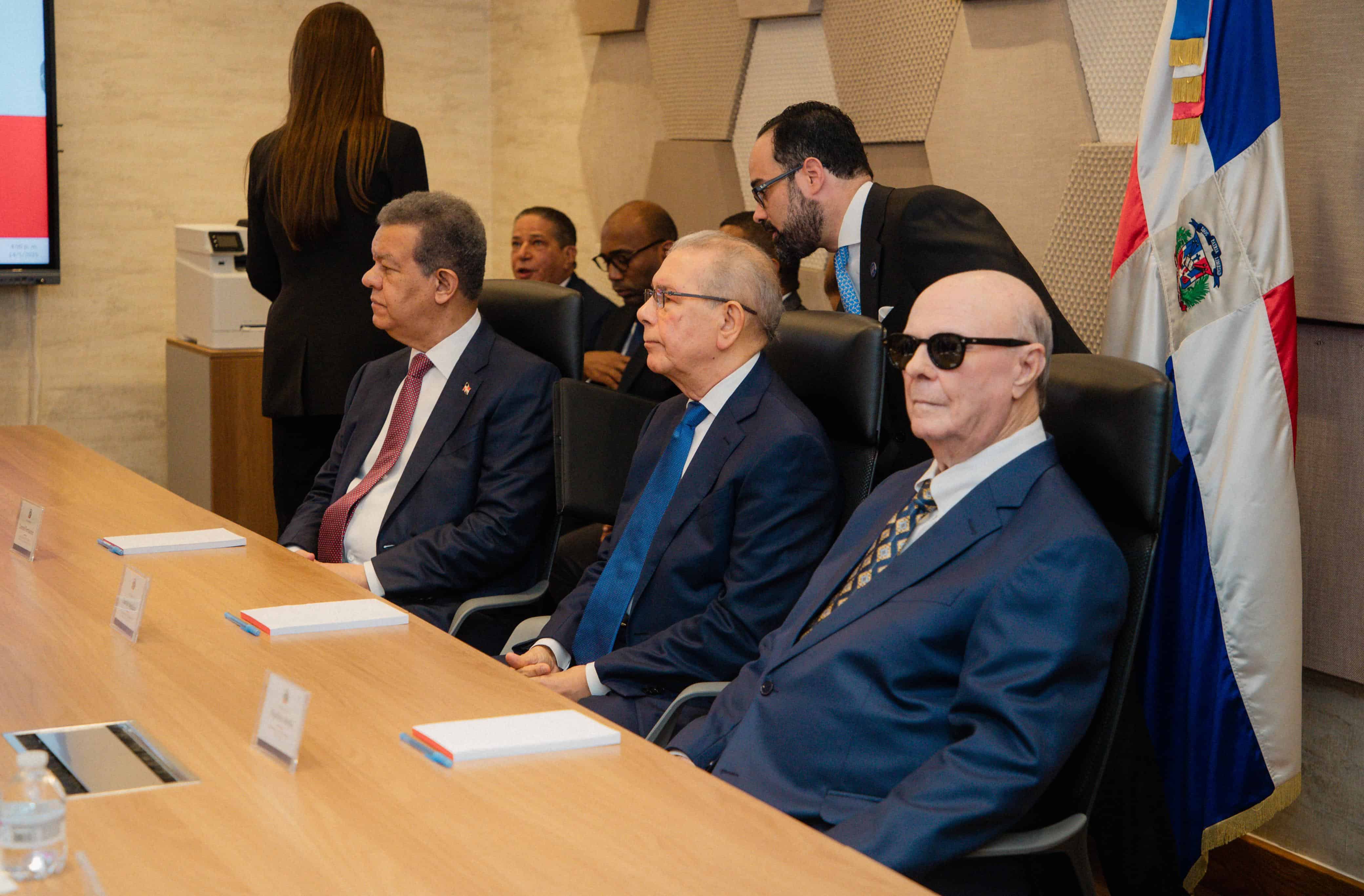 Los expresidentes Leonel Fernández, Danilo Medina e Hipólito Mejía durante la reunión.