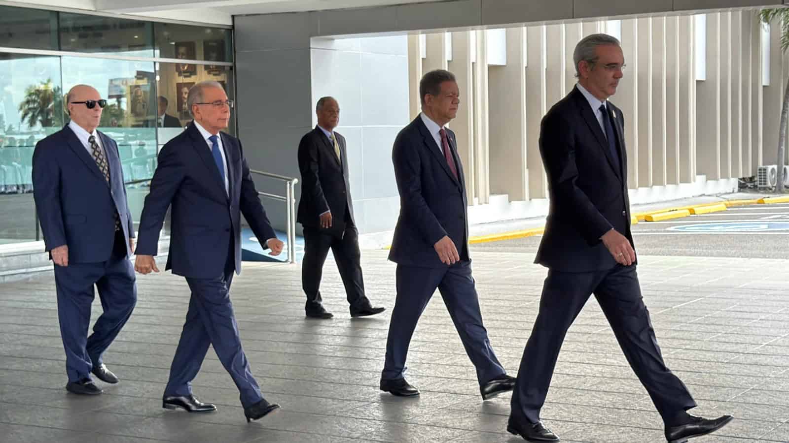 En una imagen que recuerda la portada de Abbey Road de The Beatles, Abinader y los expresidentes Mejía, Fernández y Medina caminan juntos hacia el Ministerio de Defensa.