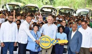 Ministro de Educación entrega 36 autobuses escolares en El Seibo