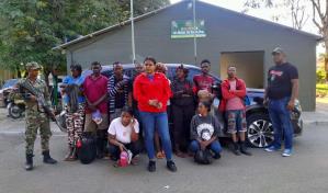 Detienen a dos dominicanos por tráfico de 18 haitianos indocumentados