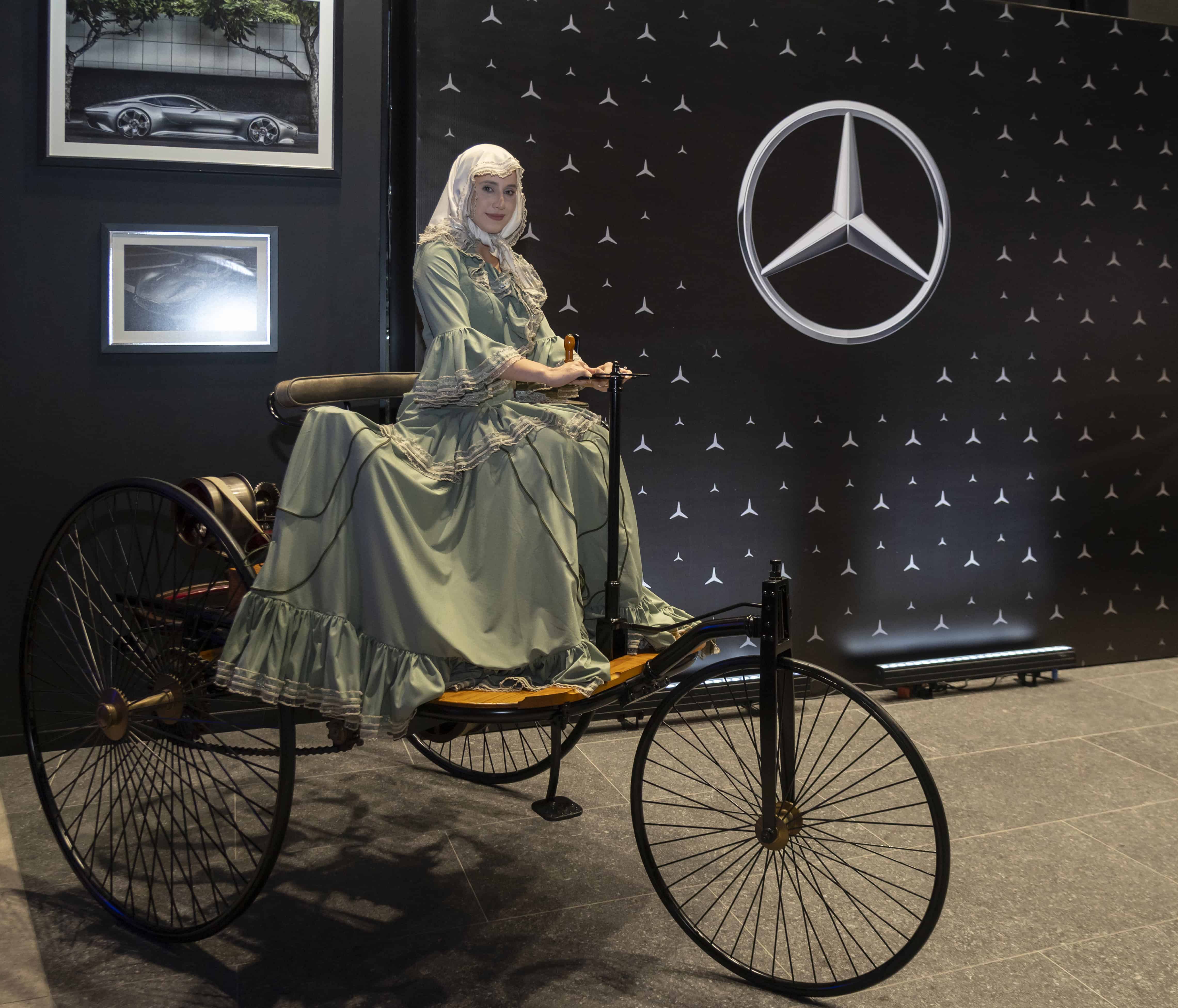 En el Showroom se exhibe un modelo del primer vehículo Mercedes Benz.