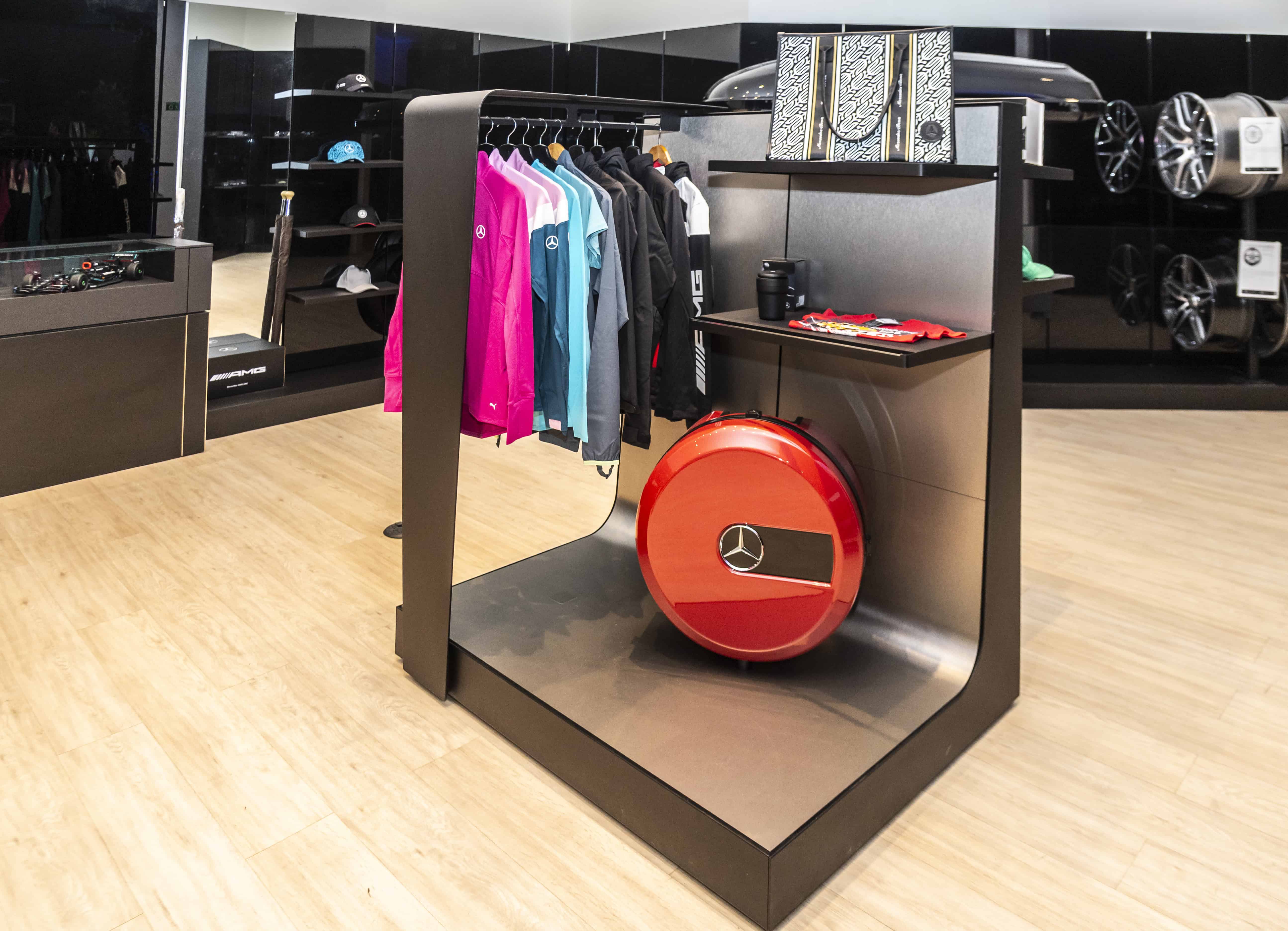 El lugar tiene área de compras con productos conectados al estilo de vida Mercedes Benz.