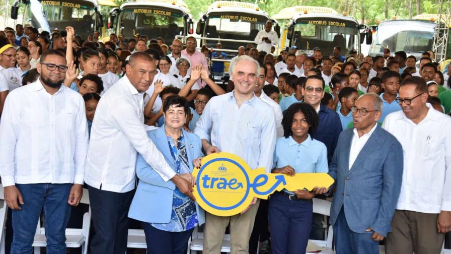 Ministro Luis Miguel De Camps encabeza entrega autobuses escolares en El Seibo Ministro Luis Miguel De Camps encabeza entrega autobuses escolares en El Seibo