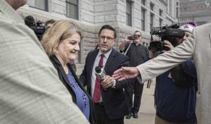 Jueza de Wisconsin acusada de ayudar a hombre a evadir a inmigración busca donaciones para defensa Jueza de Wisconsin acusada de ayudar a hombre a evadir a inmigración busca donaciones para defensa