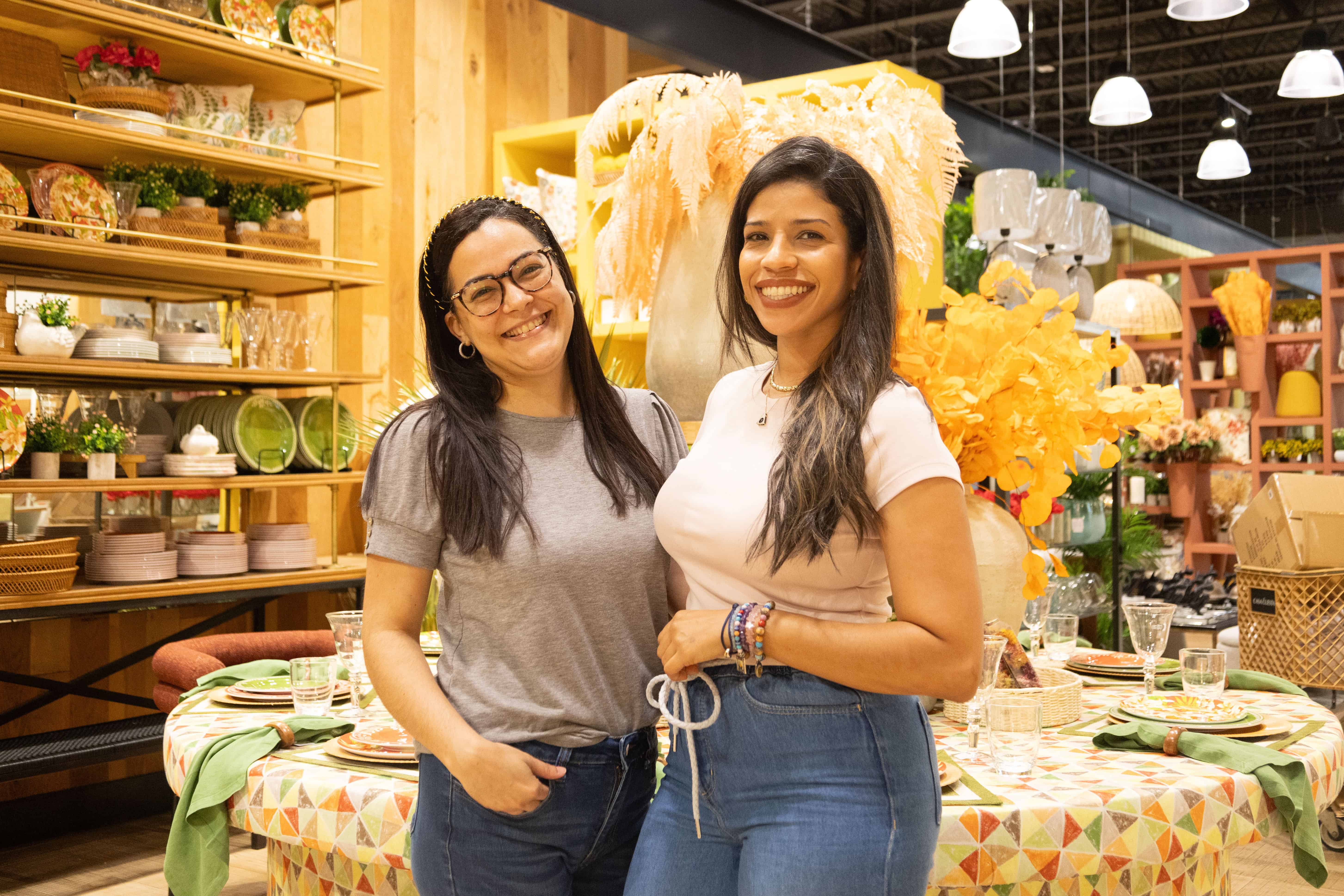 Karina de Almeida y Yadira de Castro.