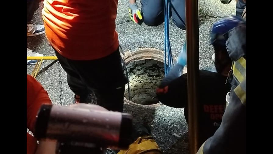 Autoridades todavía no han encontrado niña que fue succionada por alcantarilla en San Cristóbal Autoridades todavía no han encontrado niña que fue succionada por alcantarilla en San Cristóbal