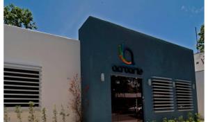 Hackean brevemente página web de Acroarte; aparece nombre vinculado a sitio de apuestas