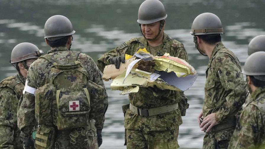 Japón recupera restos de uno de los dos militares cuyo avión de entrenamiento se estrelló Japón recupera restos de uno de los dos militares cuyo avión de entrenamiento se estrelló