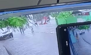 Varios hombres trataron de impedir que alcantarilla se tragara niña en San Cristóbal