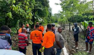 Rescatan niño que se lanzó a un río durante la lluvia en la provincia Duarte Rescatan niño que se lanzó a un río durante la lluvia en la provincia Duarte