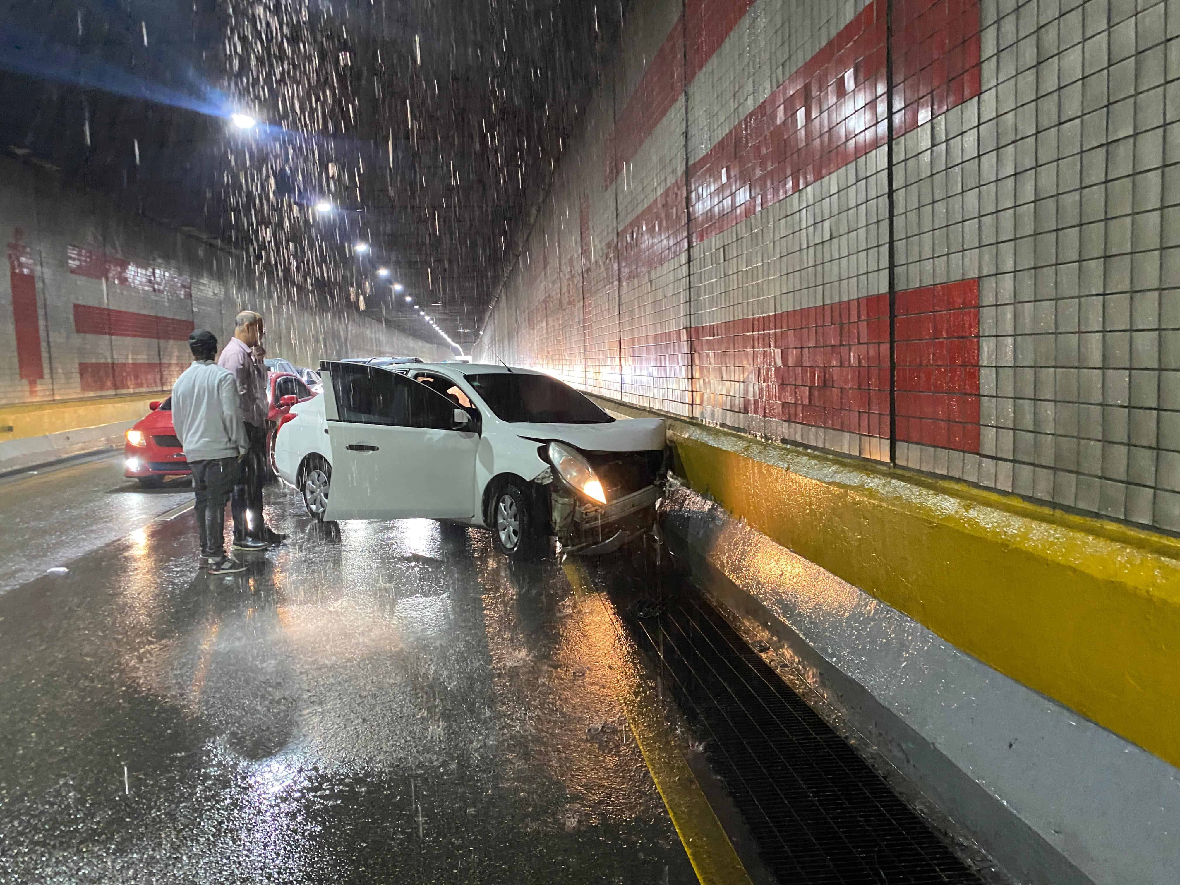 Vehículos tratando de salir del túnel de Las Américas tras el accidente ocurrido. Periodistas de Diario Libre acudieron al lugar mientras llovía.