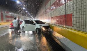 Lluvias provocan que conductora pierda el control y choque contra muro en túnel de Las Américas