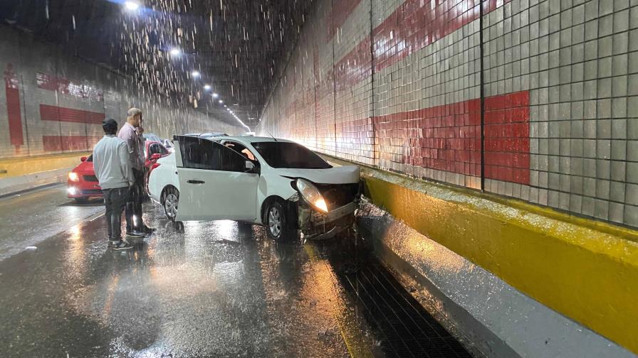 Lluvias provocan que conductora pierda el control y choque contra muro en túnel de Las Américas Lluvias provocan que conductora pierda el control y choque contra muro en túnel de Las Américas
