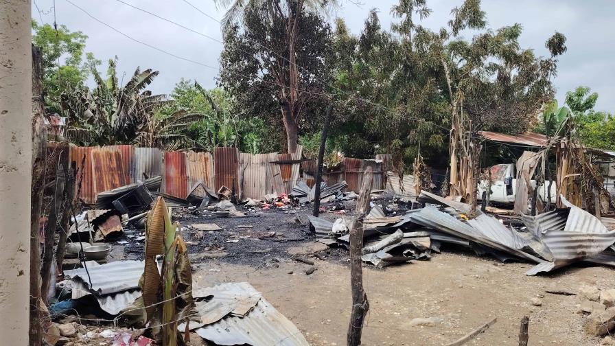 Cuatro familias pierden todo en incendio que destruyó sus viviendas en Santiago Cuatro familias pierden todo en incendio que destruyó sus viviendas en Santiago