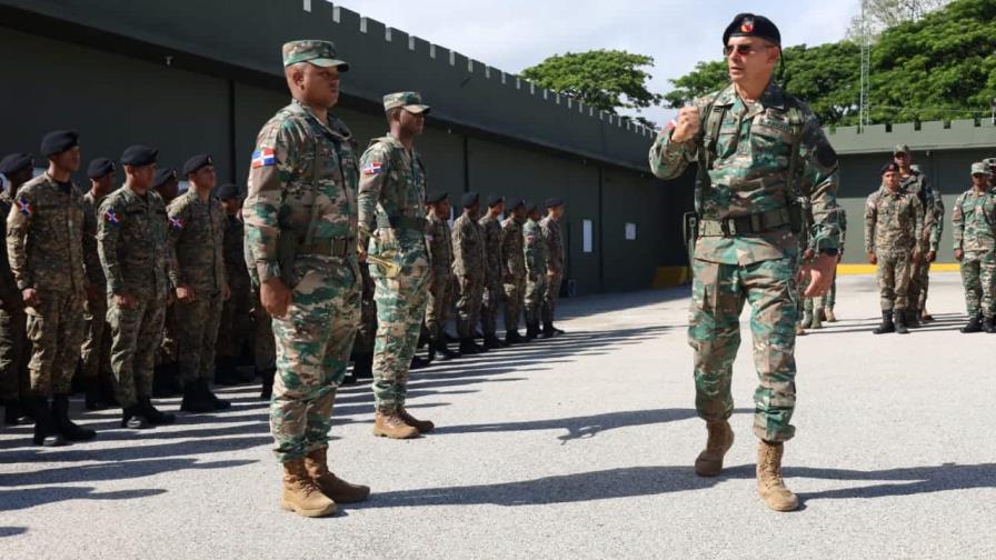 Comandante del Ejército supervisa soldados enviados a reforzar la seguridad en la frontera Comandante del Ejército supervisa soldados enviados a reforzar la seguridad en la frontera