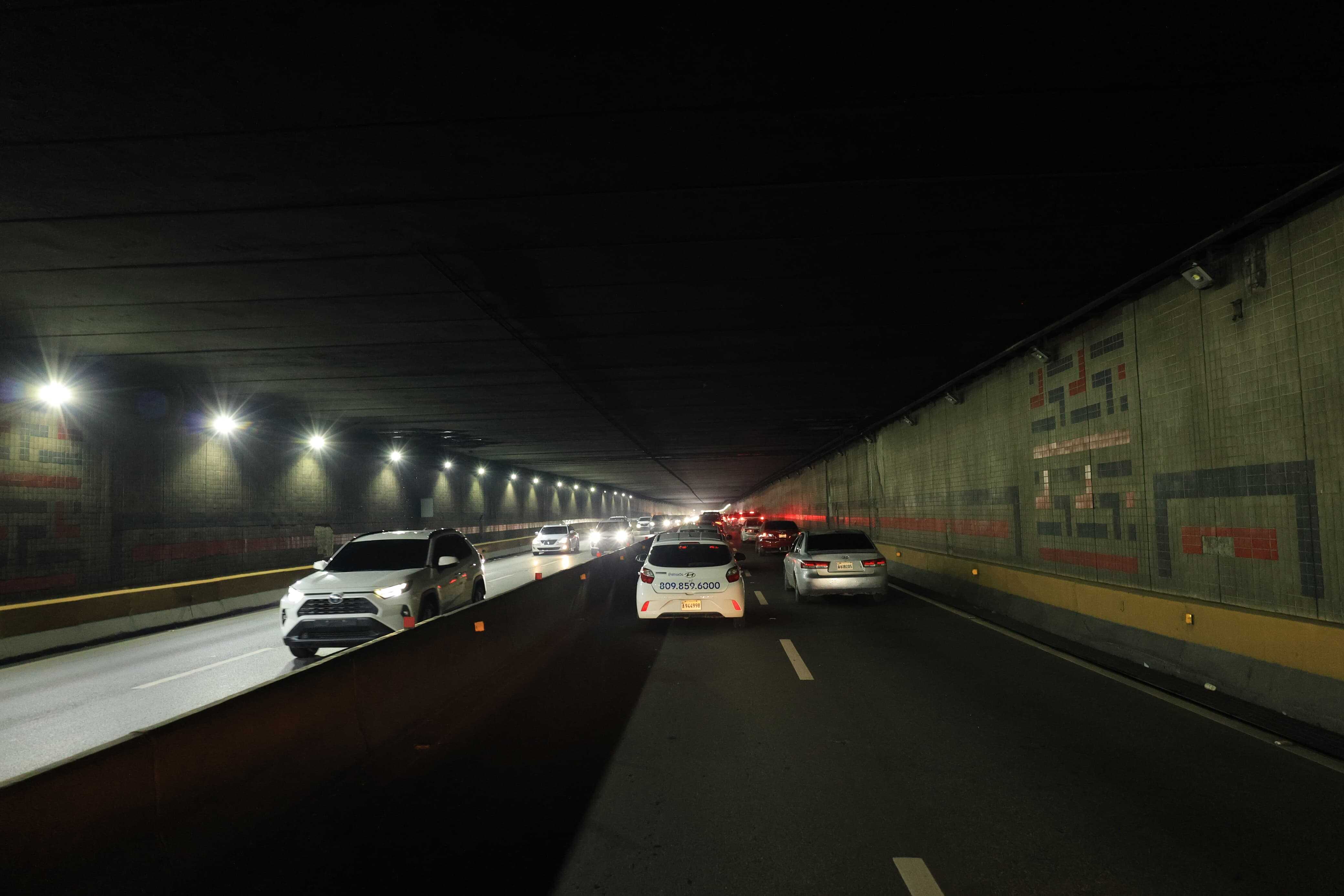 Una parte del túnel estaba a oscuras por una falla en el sistema eléctrico. 