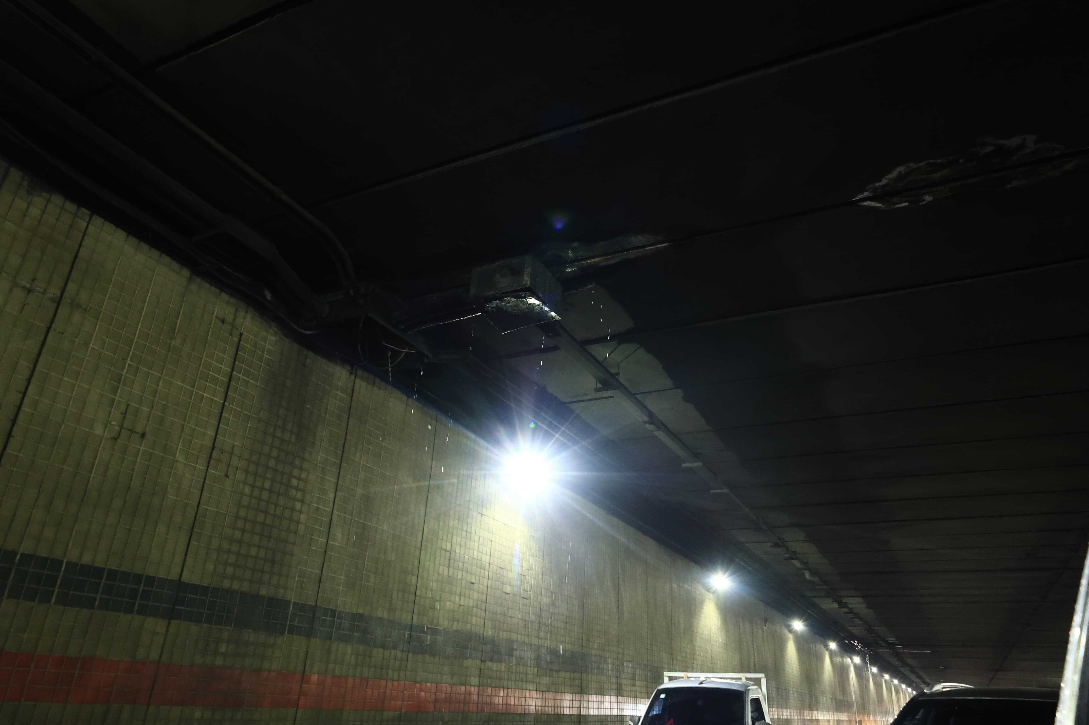 Caen goteras constantes en el túnel de la avenida 27 de Febrero.