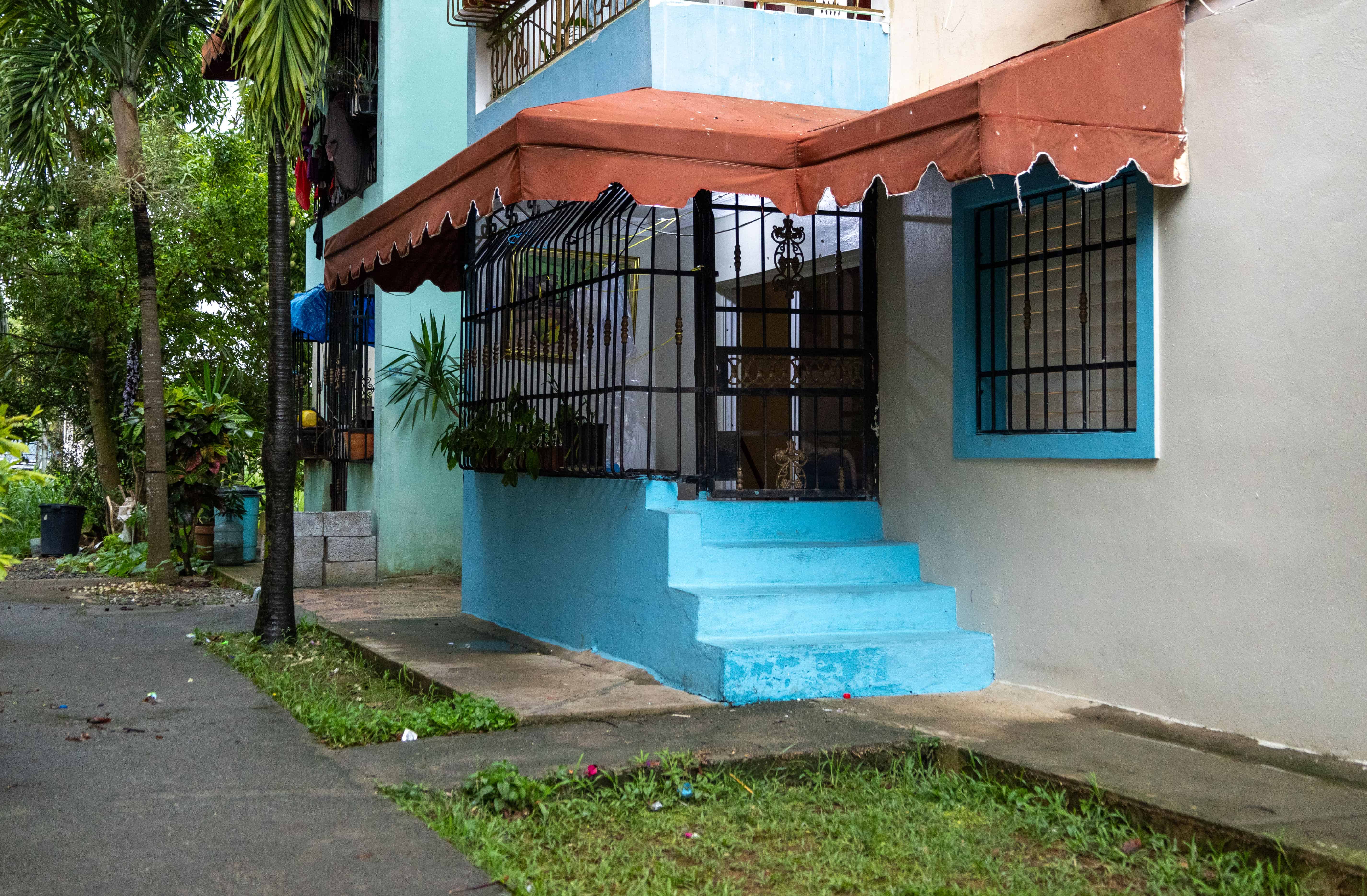 Algunos edificios tienen las puertas al nivel de tres escalones para evitar inundación.