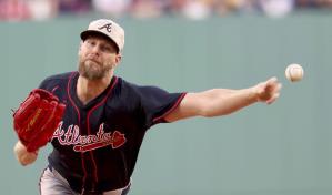 Chris Sale poncha a 8 y conduce a Bravos a victoria sobre Medias Rojas