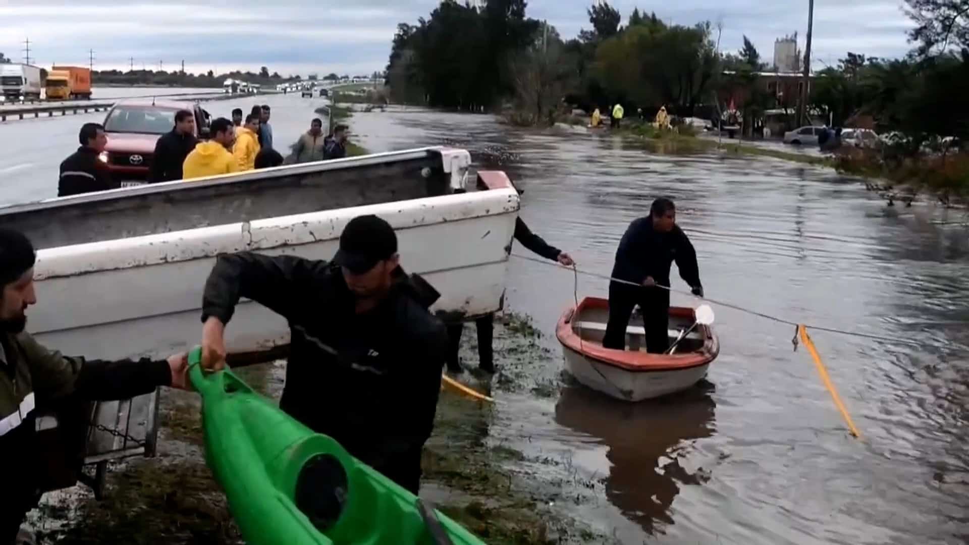 Buenos Aires acumula 400 milímetros de agua y unos 2,000 evacuados en tres días de temporal, mayo 2025