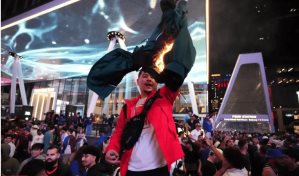 Plátanos, botellas, caos y arrestos: la celebración de los fans de los NY Knicks se sale de control