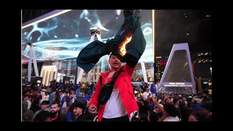 Plánatos, botellas, caos y arrestos: la celebración de los fans de los New York Knicks se sale de control