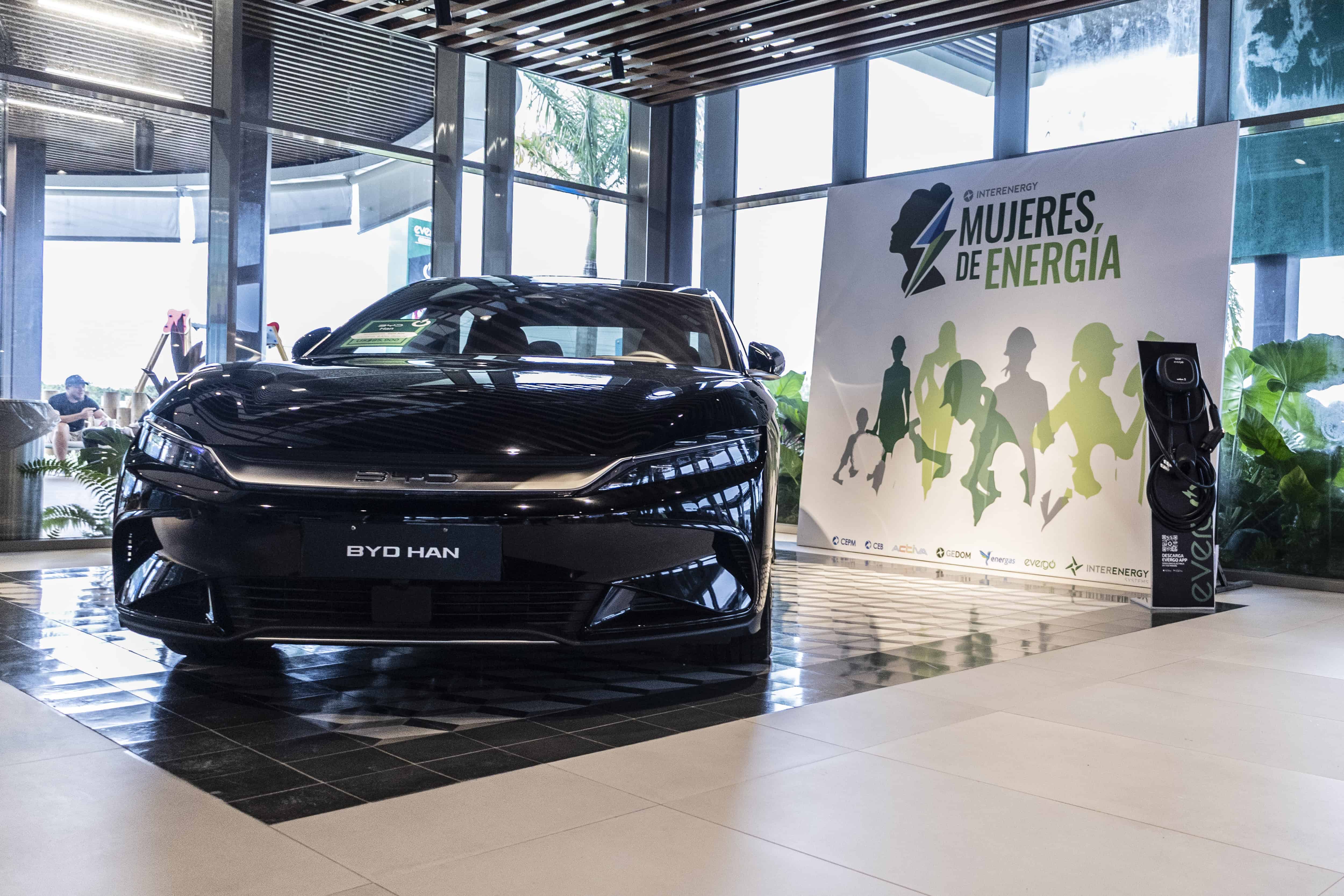 Exhibición de un vehículo eléctrico dentro de la plaza de Evergo Connect, en Punta Cana.